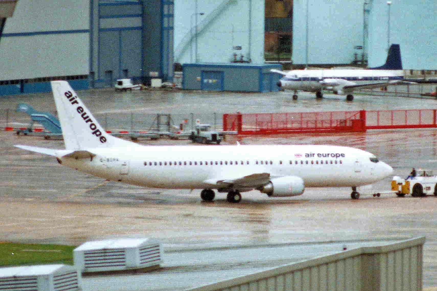 budget airline aircraft European airport